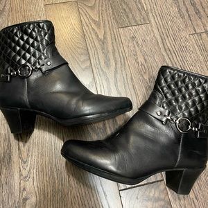 Munro black zip up bootie